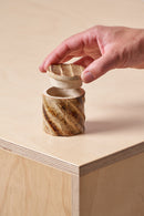 Petite boîte / Rainures sculptées en diagonale avec détails en fer