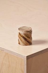 Petite boîte / Rainures sculptées en diagonale avec détails en fer