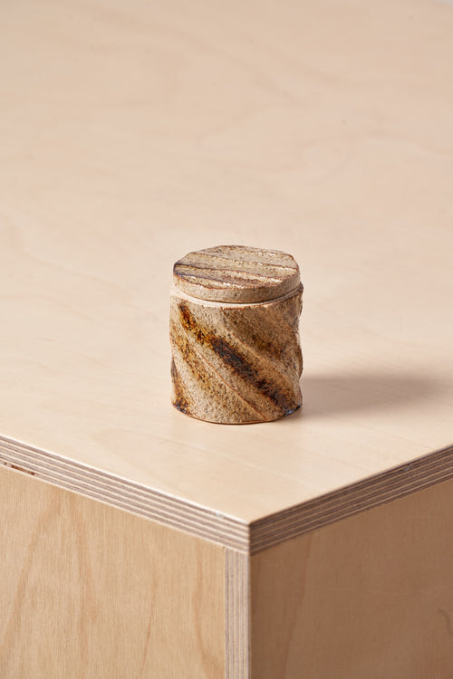 Petite boîte / Rainures sculptées en diagonale avec détails en fer