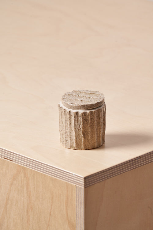 Petite boîte / Rainures verticales sculptées
