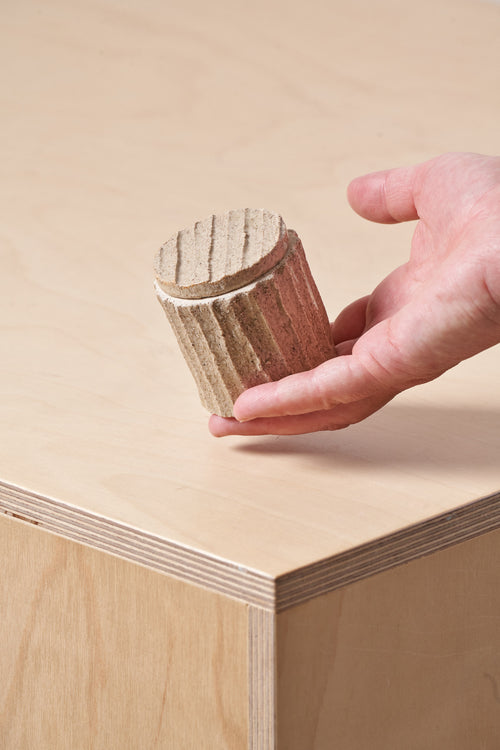 Petite boîte / Rainures verticales sculptées