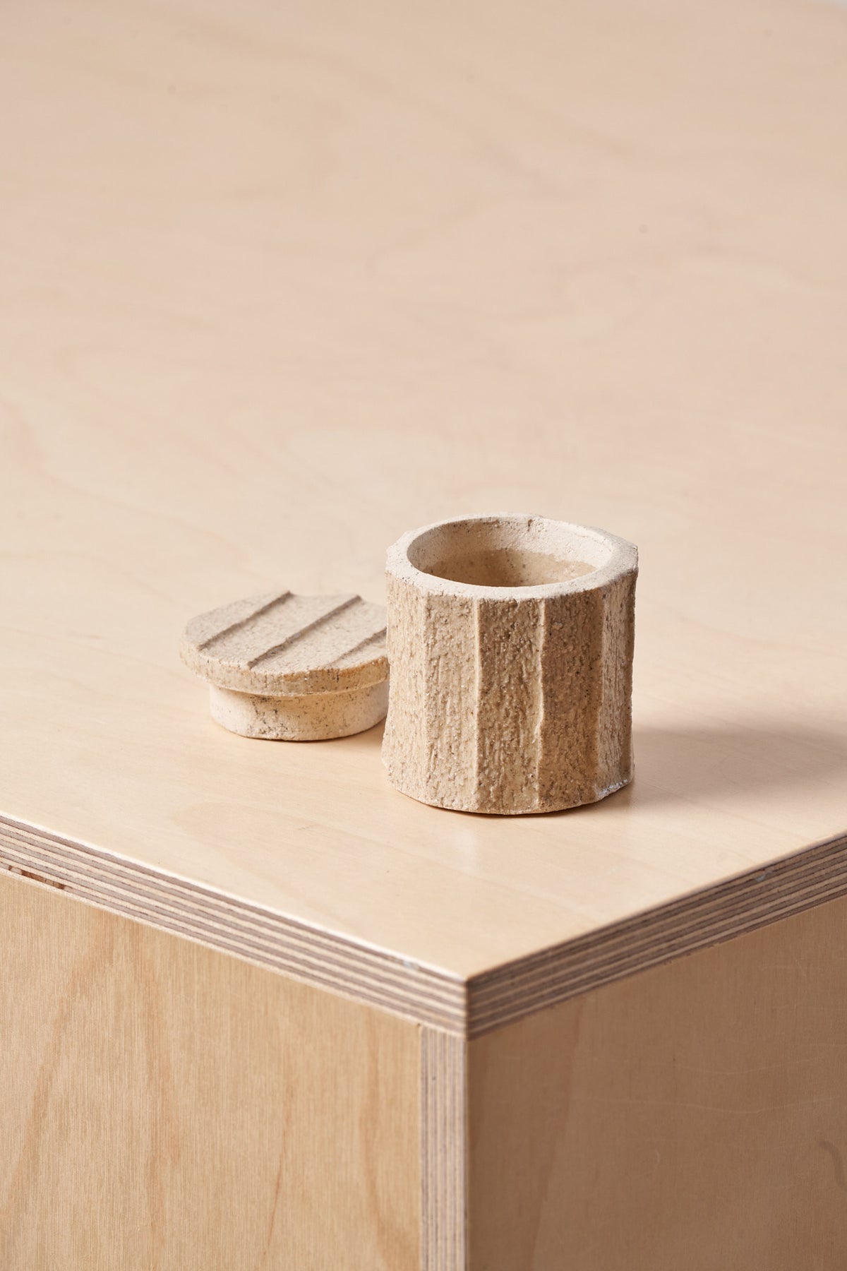 Petite boîte / Rainures sculptées horizontales