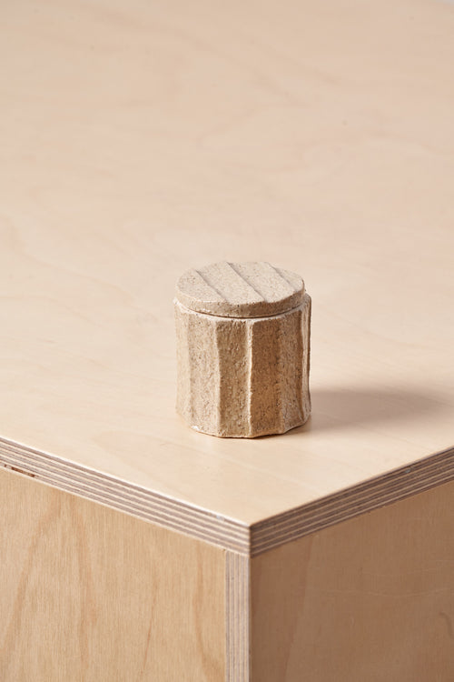 Petite boîte / Rainures sculptées horizontales