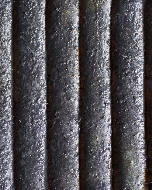 Boîte basse / Grandes rainures diagonales sculptées avec finition cuivre lavé