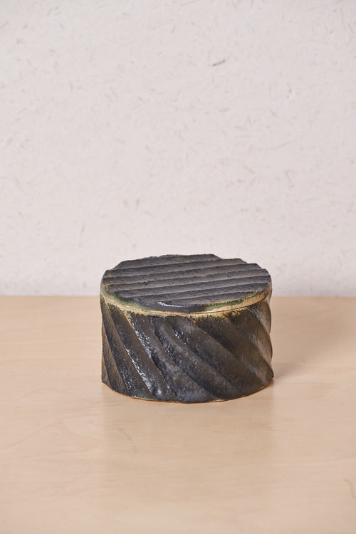 Boîte basse / Grandes rainures diagonales sculptées avec finition cuivre lavé