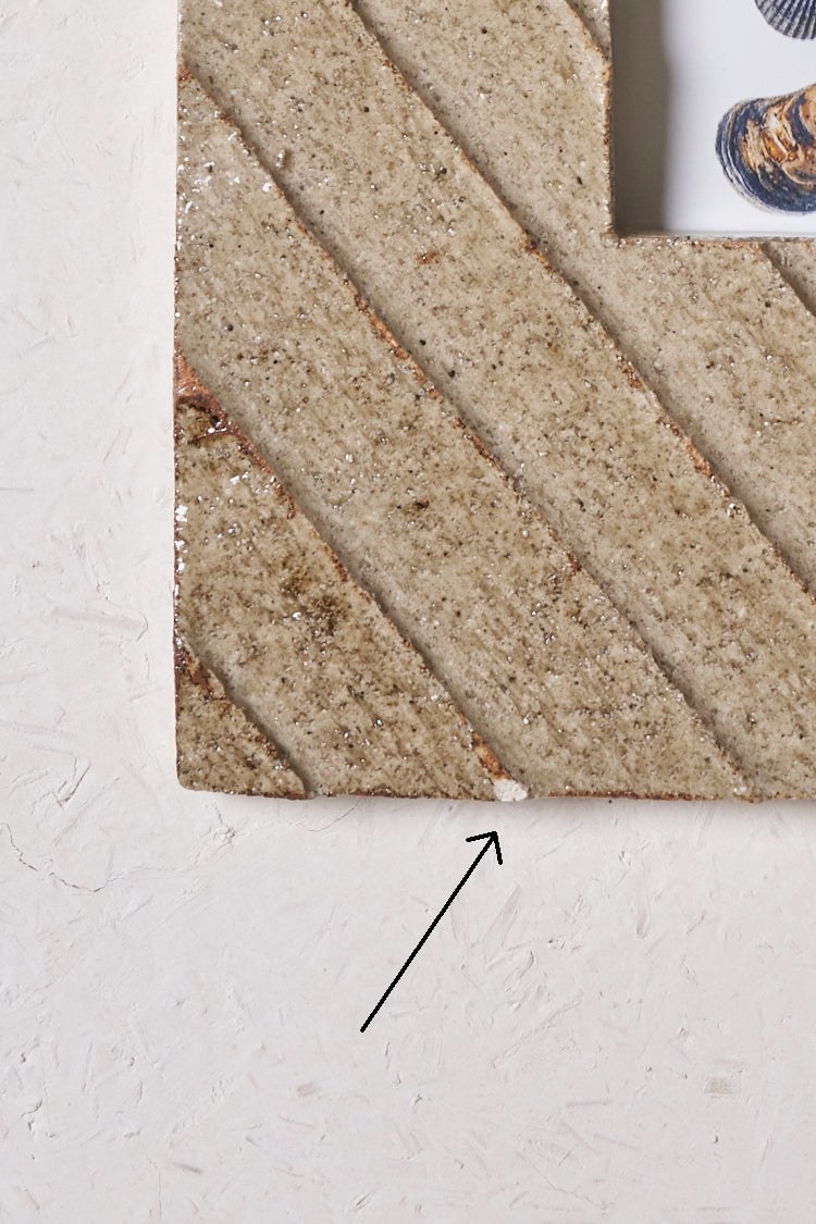 Frame / Diagonal carved grooves with iron details