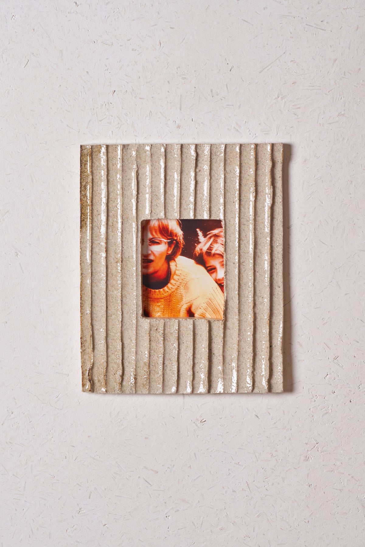Frame / Straight carved grooves with iron details