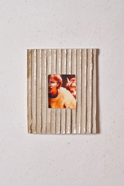 Frame / Straight carved grooves with iron details