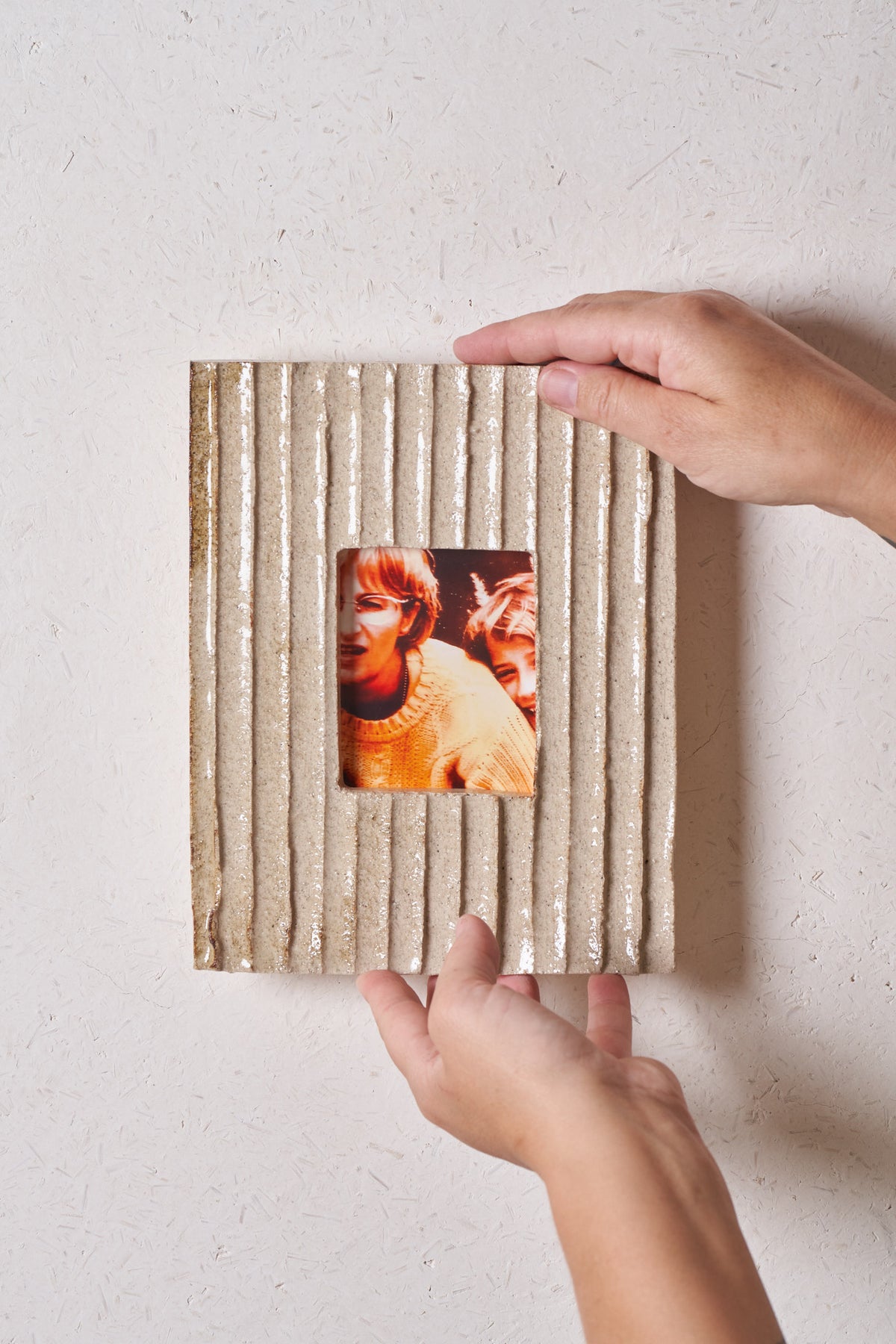 Frame / Straight carved grooves with iron details