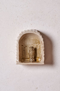 Alcove /  Horizontal carved grooves with iron details