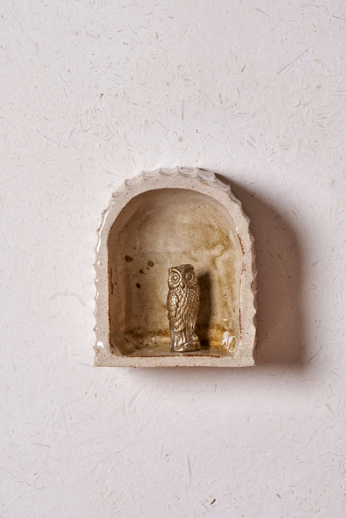 Alcove /  Horizontal carved grooves with iron details