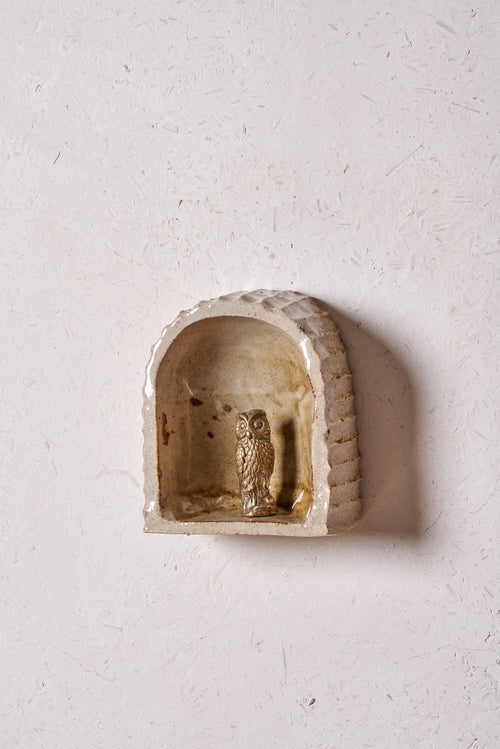 Alcove /  Horizontal carved grooves with iron details