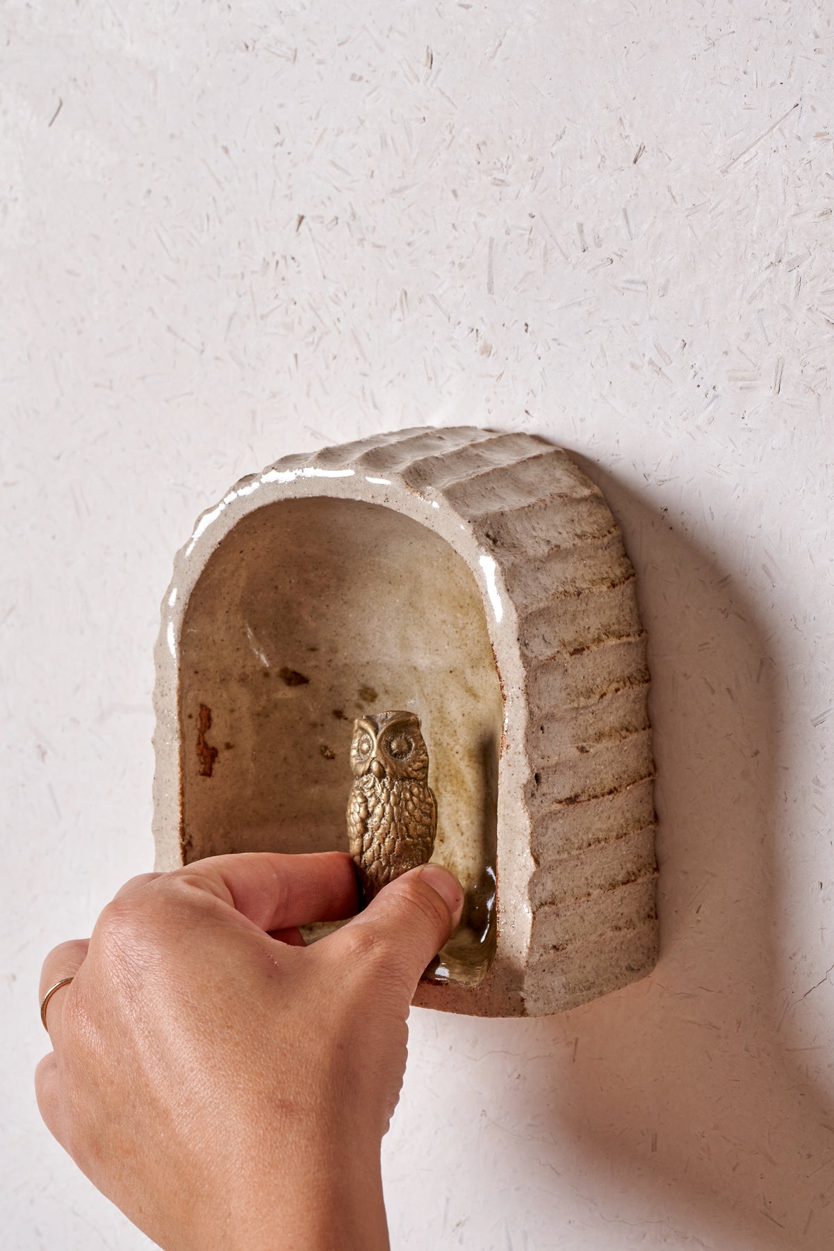 Alcove /  Horizontal carved grooves with iron details