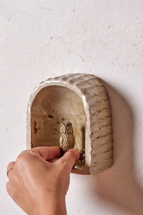 Alcove /  Horizontal carved grooves with iron details