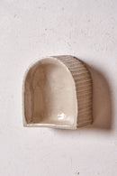 Alcove /  Horizontal carved grooves